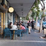 בתי קפה ברחוב העצמאות בעיר התחתית (צילום: שרון לייבל)