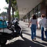 קטנוע שליחים ״וולט״ WOLT ברחוב העצמאות בעיר התחתית (צילום: שרון לייבל)