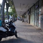 קטנוע שליחים ״וולט״ WOLT ברחוב העצמאות בעיר התחתית (צילום: שרון לייבל)