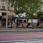 שלטים למען החטופים בעזה לאורך רחוב העצמאות בעיר התחתית (צילום: שרון לייבל)