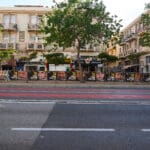 שלטים למען החטופים בעזה לאורך רחוב העצמאות בעיר התחתית (צילום: שרון לייבל)