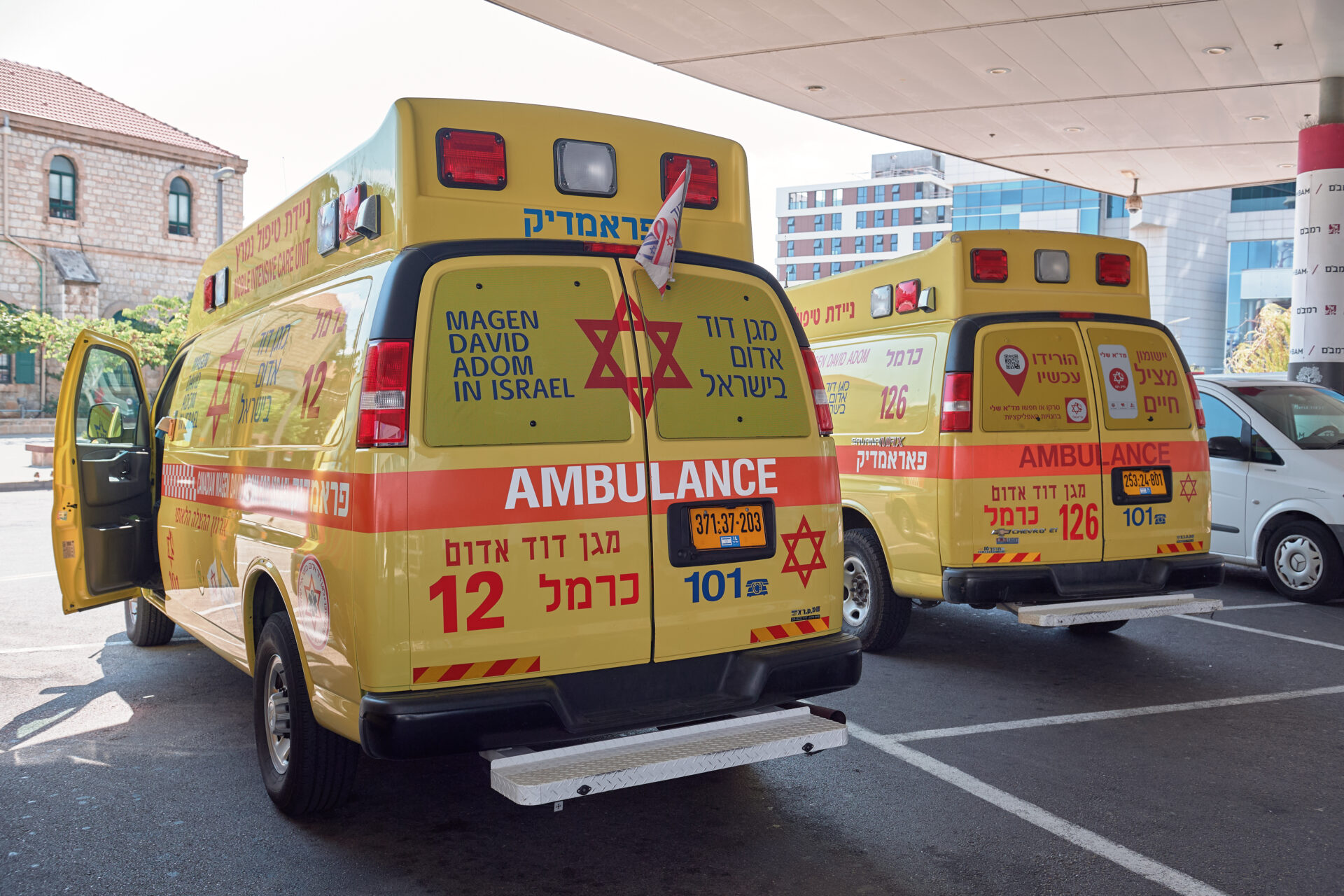 ניידות טיפול נמרץ בכניסה למיון רמב״ם (צילום:שרון לייבל)