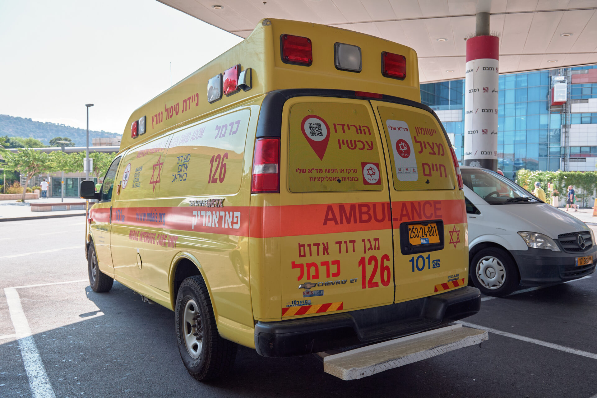 ניידת טיפול נמרץ בכניסה למיון רמב״ם (צילום:שרון לייבל)
