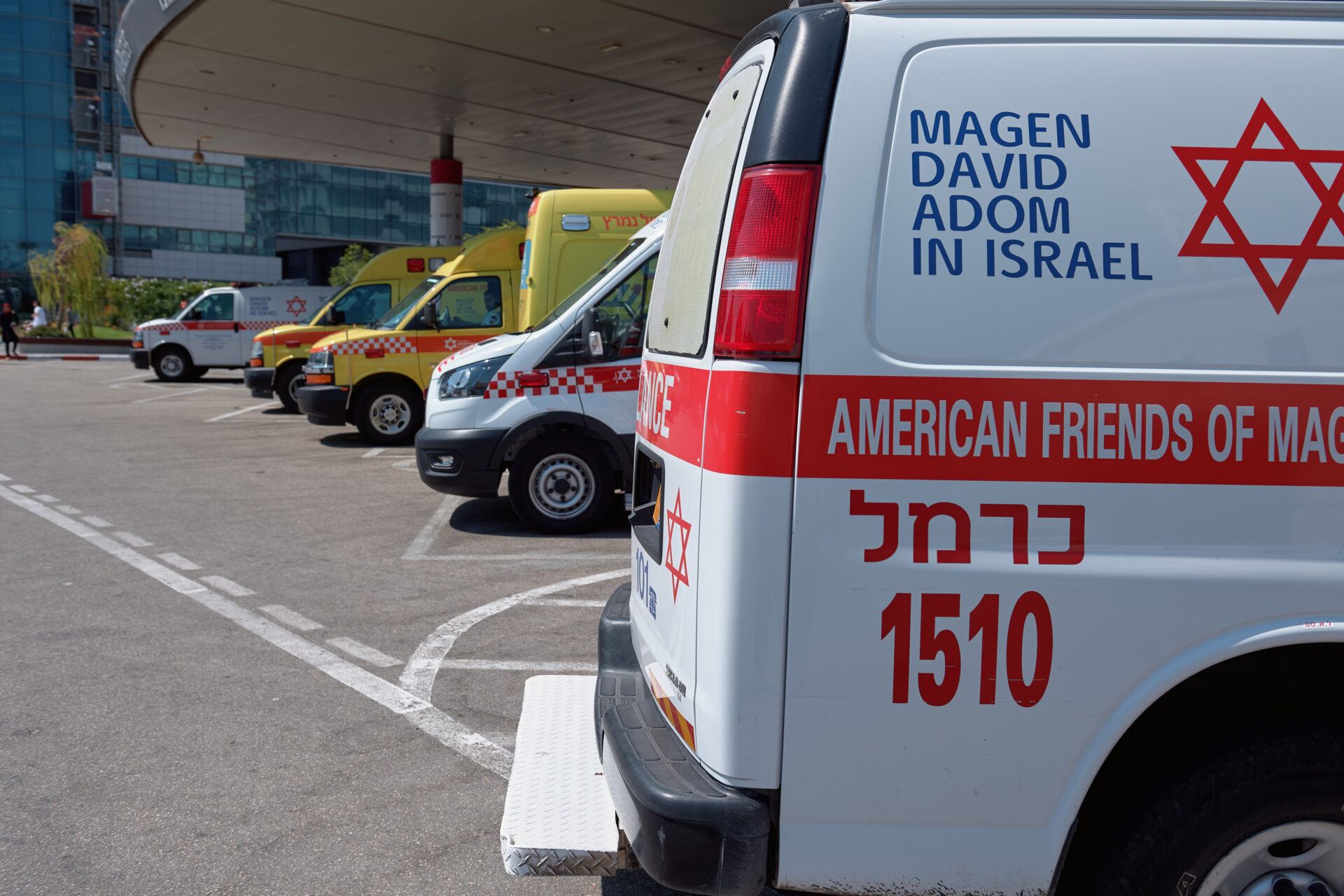 אמבולנסים בכניסה למיון רמב״ם (צילום: שרון לייבל)