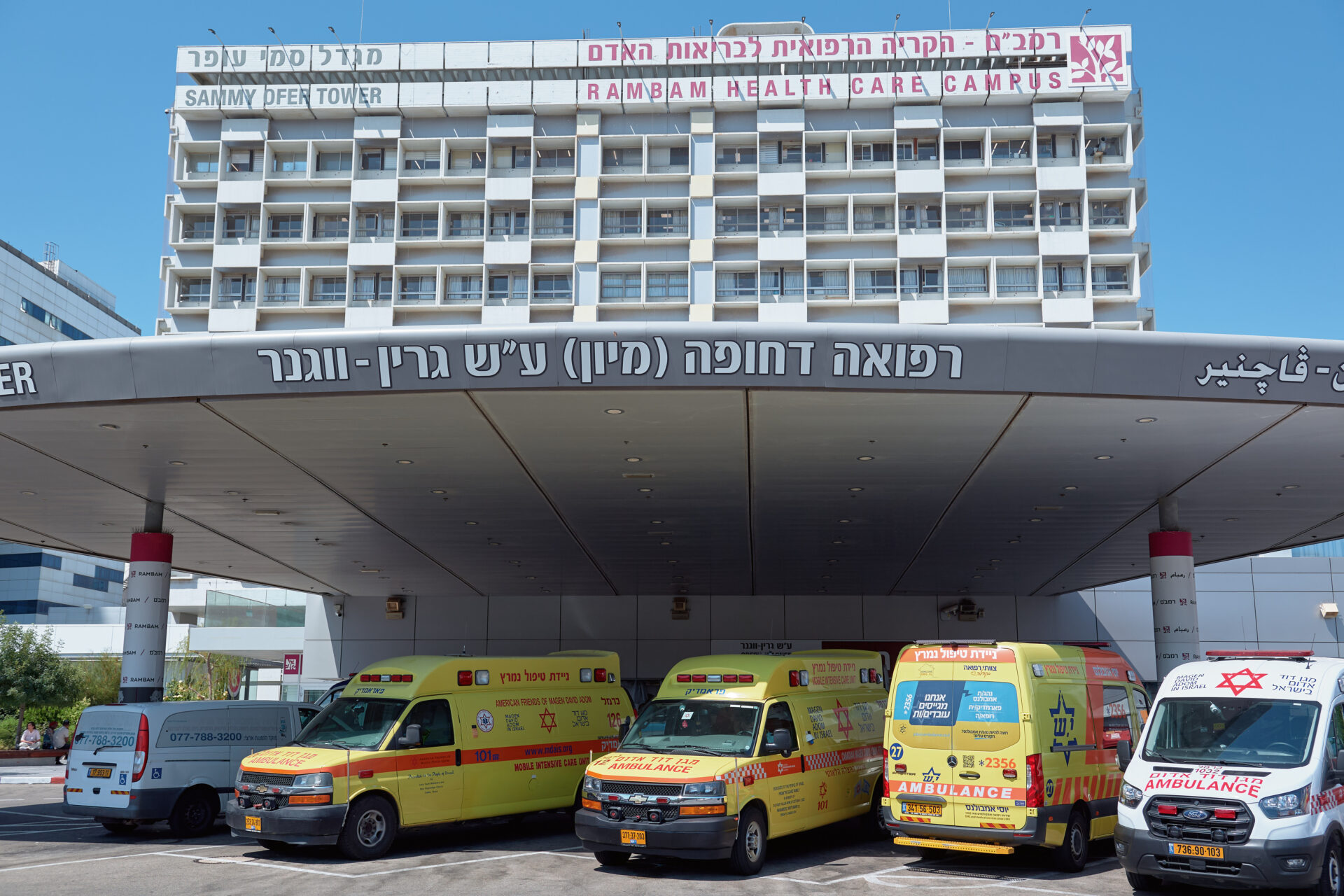 אמבולנסים בכניסה למיון רמב״ם (צילום: שרון לייבל)
