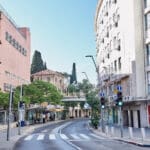 רחוב החלוץ ובניין מועצת הפועלים בהדר (צילום: שרון לייבל)