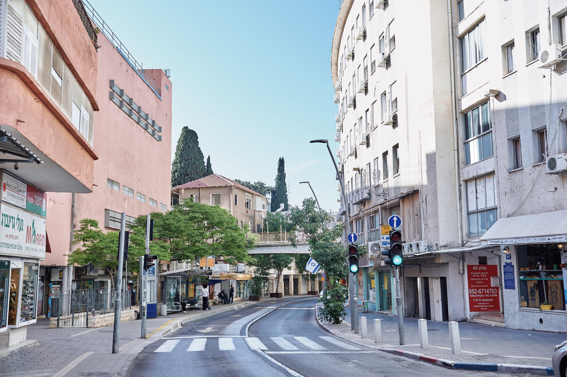 רחוב החלוץ ובניין מועצת הפועלים בהדר (צילום: שרון לייבל)