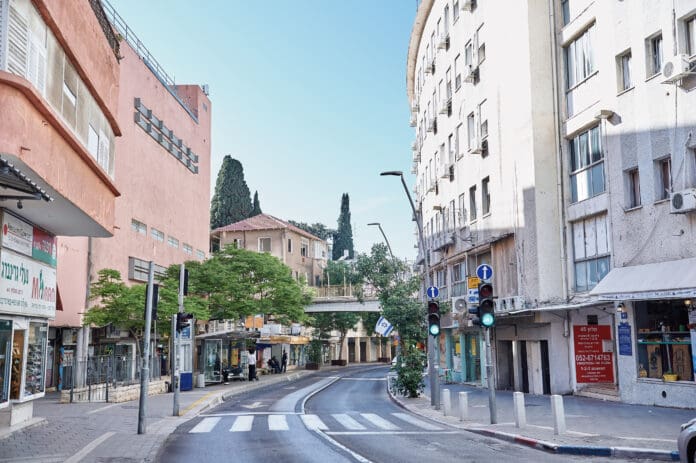 רחוב החלוץ ובניין מועצת הפועלים בהדר (צילום: שרון לייבל)