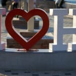 שלט אני אוהב את חיפה בחוף דדו (צילום: שרון לייבל)