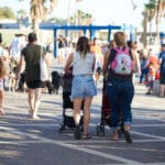 הורים וילדים בחוף דדו (צילום: שרון לייבל)