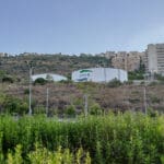 מיכלי המים של ״מי כרמל״ מעל גשר הגיבורים (צילום: שרון לייבל)