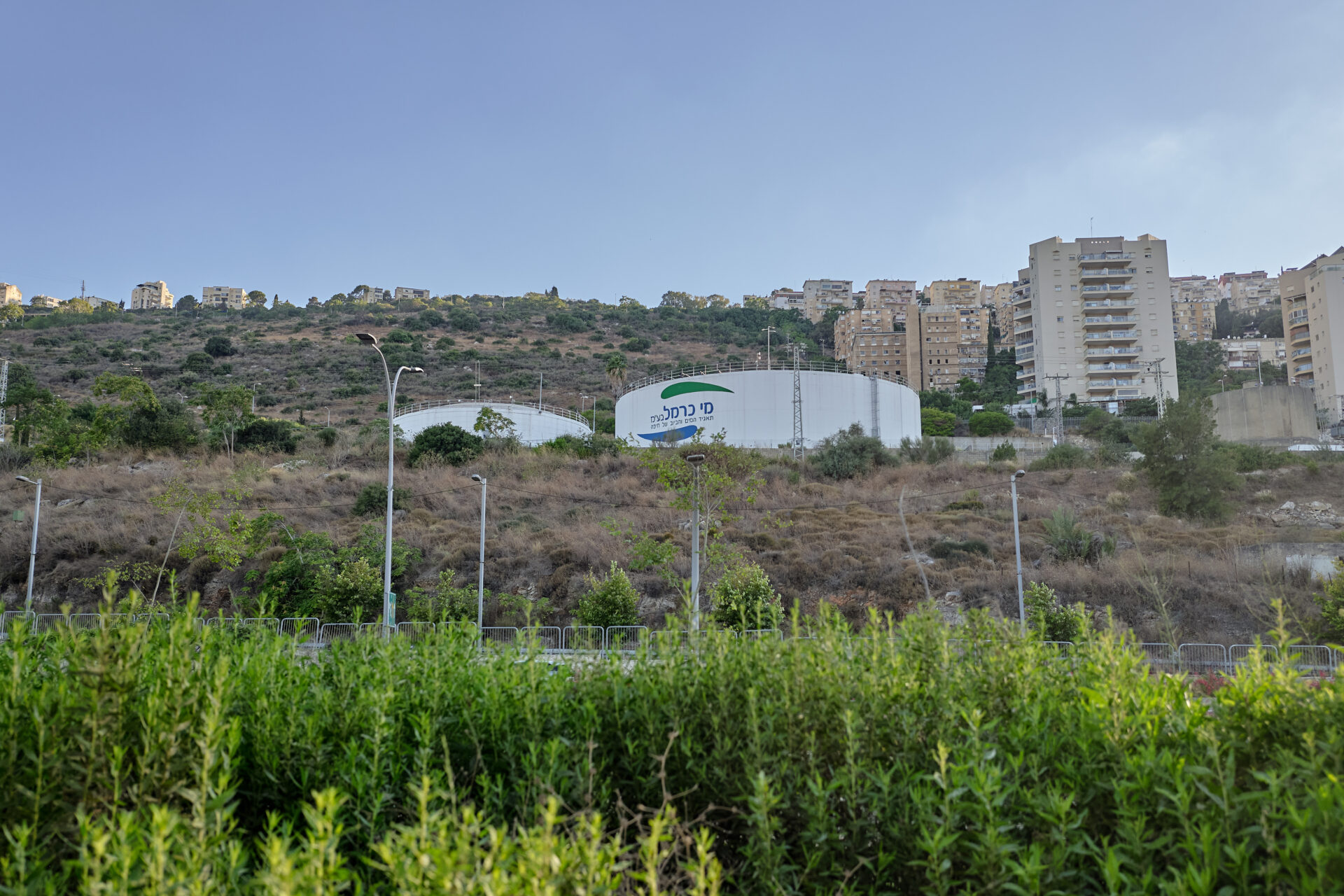 מיכלי המים של ״מי כרמל״ מעל גשר הגיבורים (צילום: שרון לייבל)