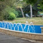 אמא ילד ומזרקה בגן מניה שוחט מרכז הכרמל (צילום: שרון לייבל)