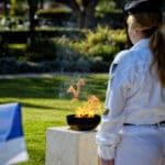 המשמר על לפיד הזכרון בבית העלמין הצבאי חיפה (צילום: שרון לייבל)