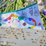 ציור של ילד על מצבה בבית העלמין הצבאי בחיפה (צילום: שרון לייבל)