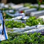 זרי פרחים בבית העלמין הצבאי בחיפה (צילום: שרון לייבל)