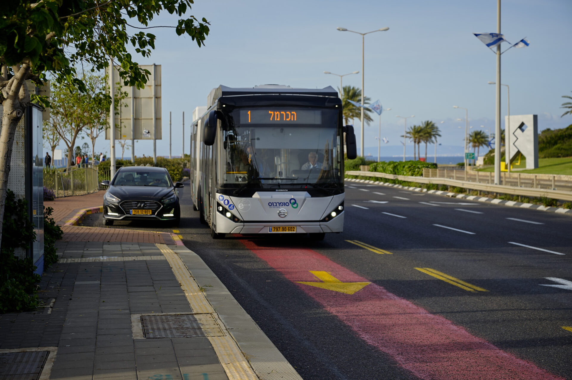 מטרונית בתחנת צומת שפרינצק פארק הכט (צילום: שרון לייבל)