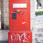 תיבת דואר אדומה בחיפה (צילום: שרון לייבל)