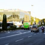 מיניבוס ״תיקתק״ בצומת מרכז חורב (צילום: שרון לייבל)