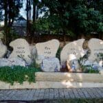 מצבת בני משפחת אלמוג שנהרגו בפיגוע ב״מקסים״ 2003 (צילום: שרון לייבל)