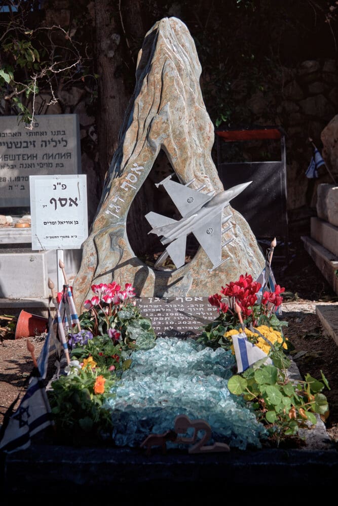 מצבתו של נווט הקרב רס״ן אסף דגן שנפל בעת מילוי תפקידו (צילום: שרון לייבל)