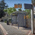 תחנת אוטובוס ליד סניף הביטוח הלאומי בקריית חיים (צילום: שרון לייבל)