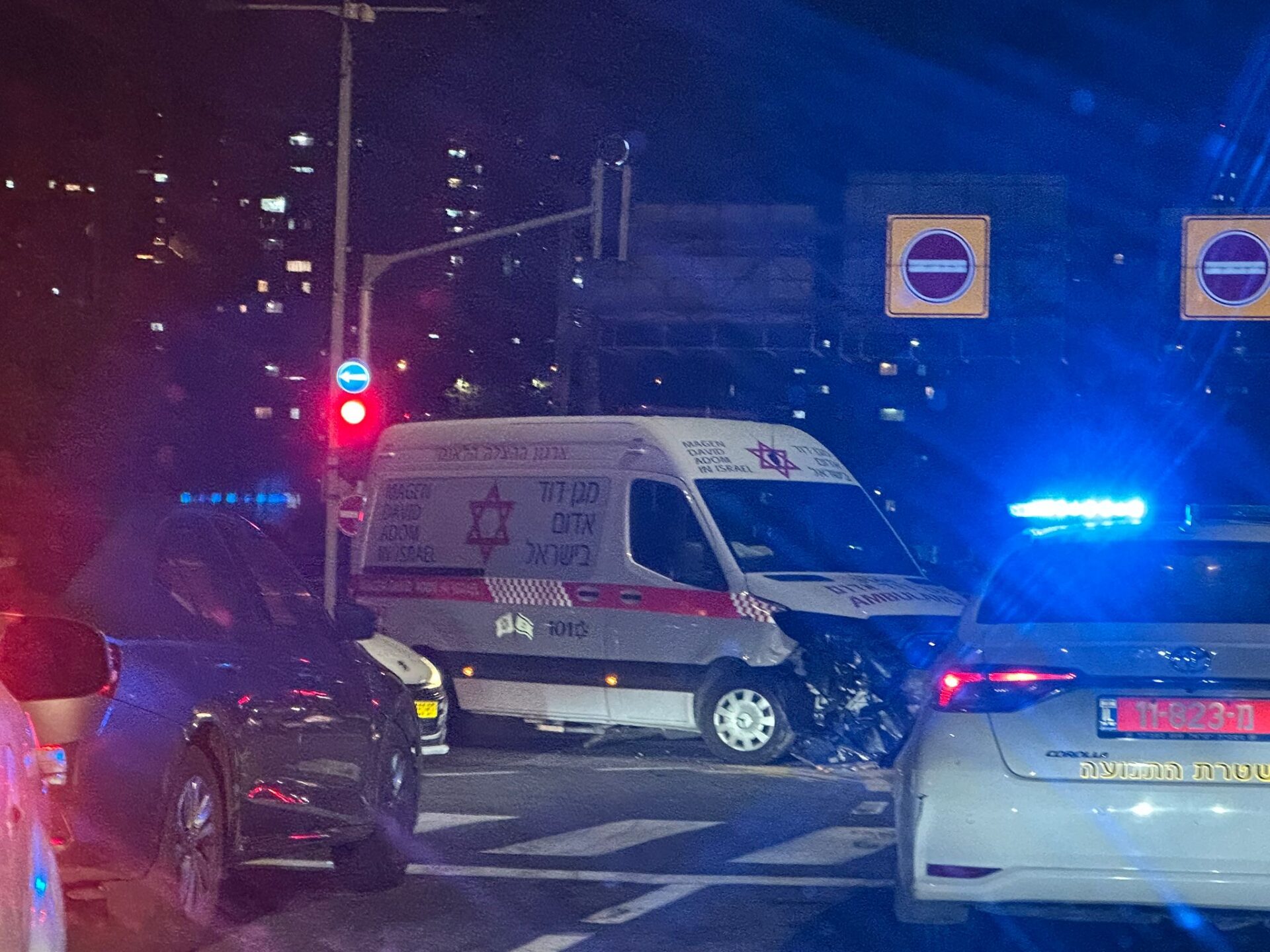 תאונה בין אמבולנס לרכב פרטי במחלף רופין (צילום: נגה כרמי)