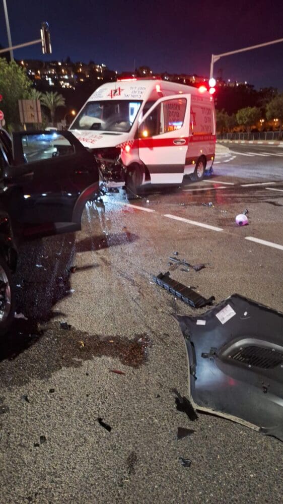 תאונה בין אמבולנס לרכב פרטי במחלף רופין בחיפה - ליל שבת 30/5/25 (צילום: קוראי חי פה בשטח)