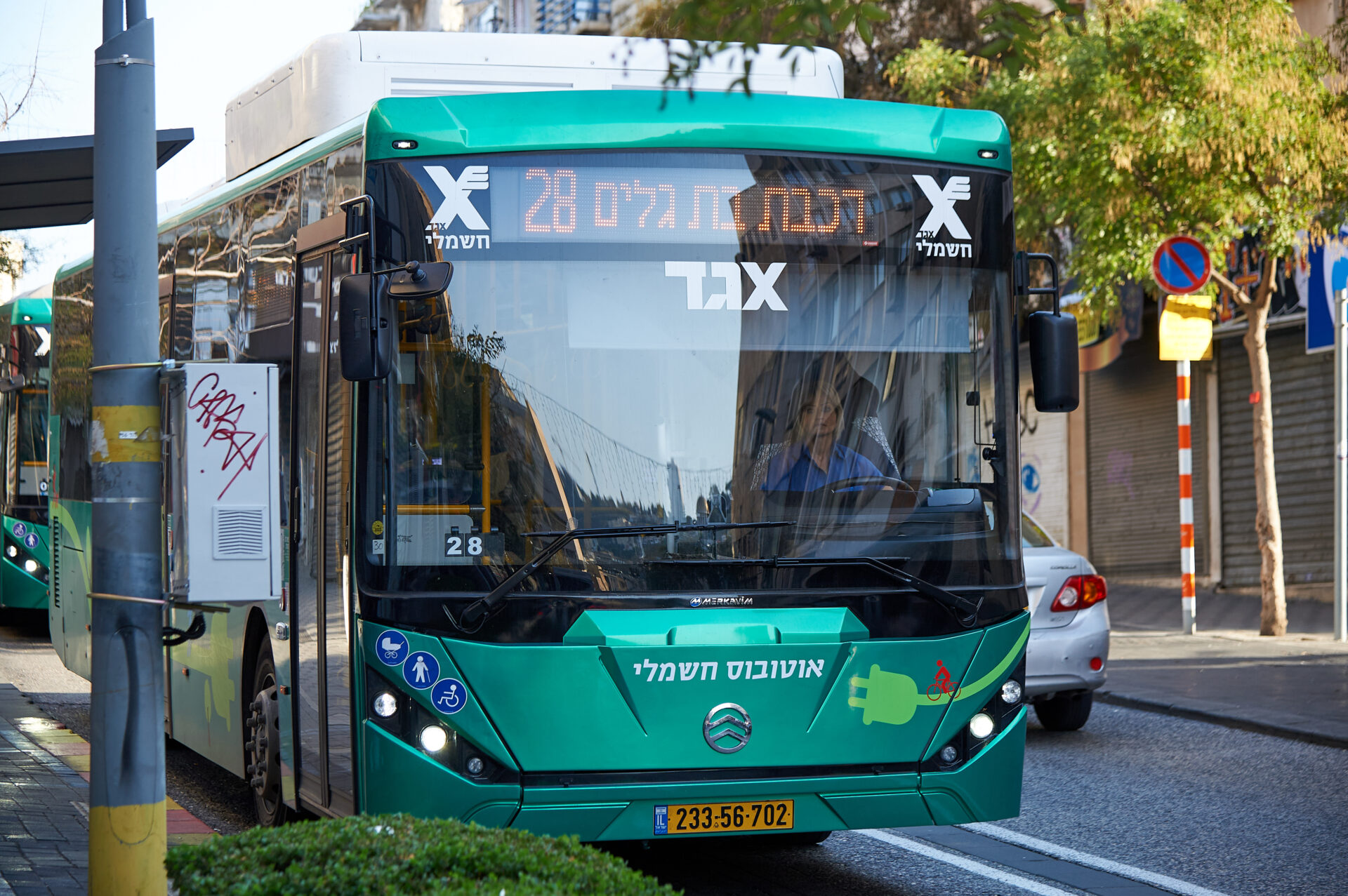 נהגת אוטובוס חשמלי בהדר (צילום: שרון לייבל)