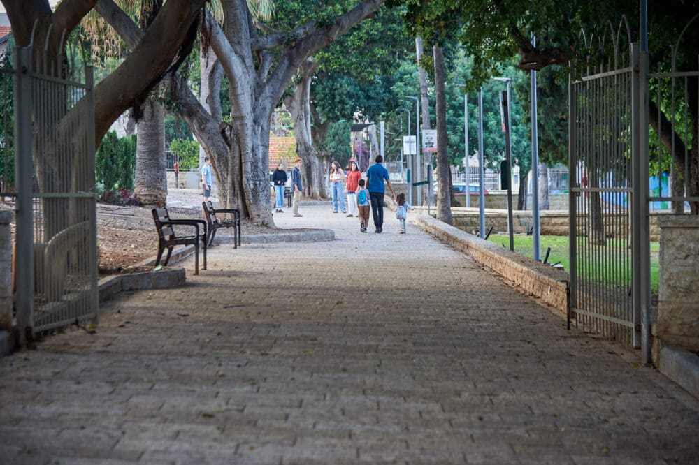 הורים וילדים בשביל אל המדעטק (צילום: שרון לייבל)