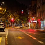 רחוב הרצל בהדר בלילה (צילום: שרון לייבל)