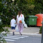 הולכי רגל עם ילדים במעבר חצייה (צילום: שרון לייבל)