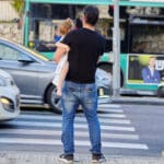הולכי רגל עם ילדים במעבר חצייה (צילום: שרון לייבל)