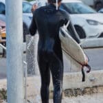 גולשי גלים בחוף בת גלים (צילום: שרון לייבל)