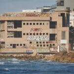 מבנה הקזינו הנטוש בחוף בת גלים (צילום: שרון לייבל)