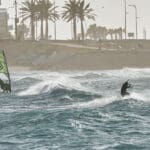 גלישה בגלים סוערים במועדון הספורט הימי אלנבי (צילום: שרון לייבל)