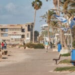 חוף בת גלים ומבנה הקזינו הנטוש (צילום: שרון לייבל)