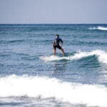 גולשי גלים בחופי חיפה (צילום: שרון לייבל)