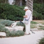 קשישה מאכילה חתולים (צילום: שרון לייבל)
