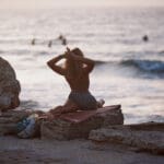יוגה בטיילת בת גלים (צילום: שרון לייבל)