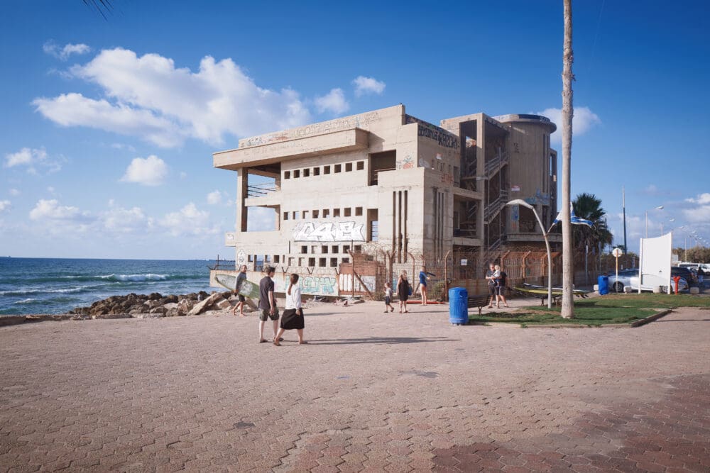בניין הקזינו הנטוש בבת גלים (צילום: שרון לייבל)