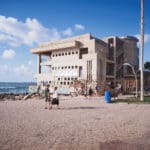בניין הקזינו הנטוש בבת גלים (צילום: שרון לייבל)