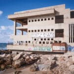 מבנה הקזינו הנטוש בבת גלים (צילום: שרון לייבל)