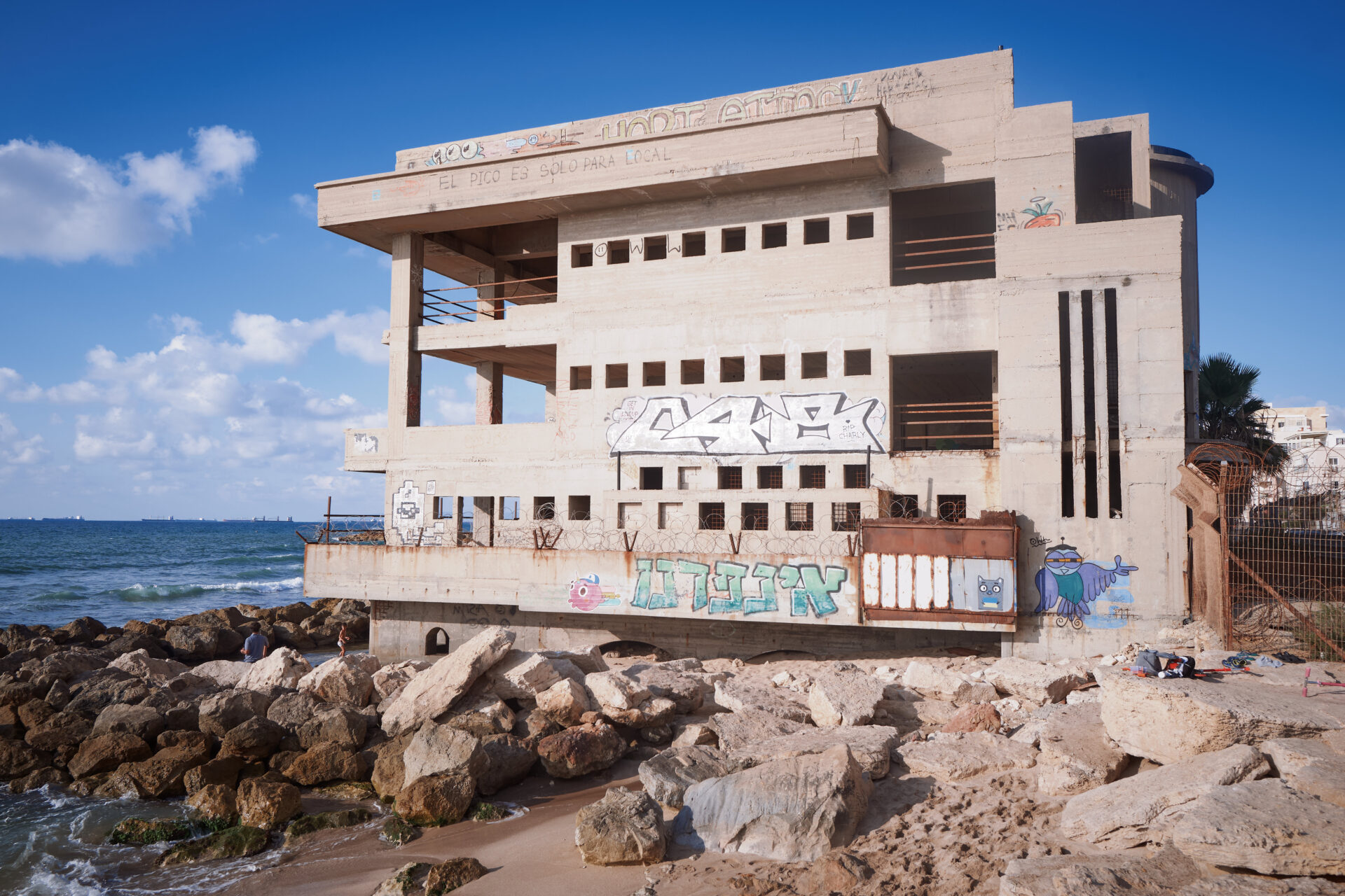 מבנה הקזינו הנטוש בבת גלים (צילום: שרון לייבל)