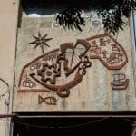פיסול של מרדכי גומפל בקולנוע ״אמפיתיאטרון״ רחוב החלוץ (צילום: שרון לייבל)