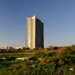 בניין ההנהלה הראשית של חברת החשמל בחוף הכרמל (צילום: שרון לייבל)