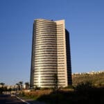 בניין ההנהלה הראשית של חברת החשמל בחוף הכרמל (צילום: שרון לייבל)