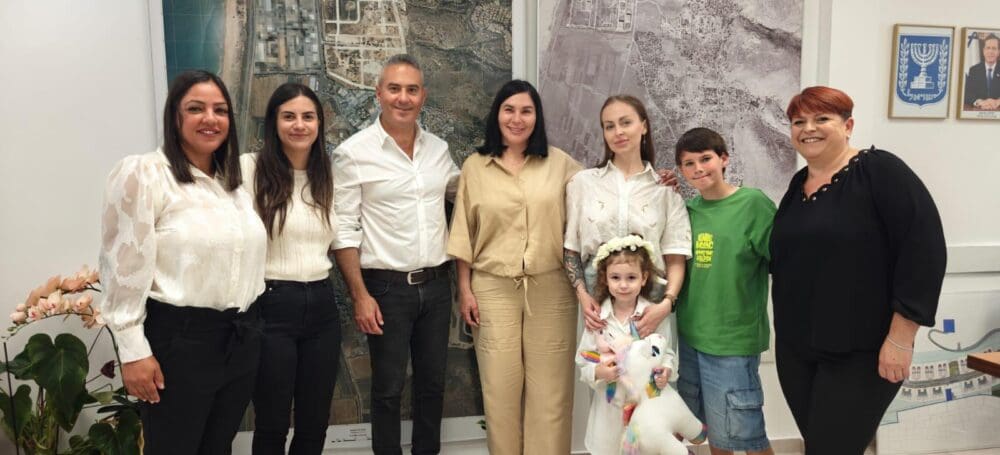 יום הולדת 5 למוניקה הרקין, בתו של החטוף בעזה, מקסים (צילום: דוברות עיריית טירת כרמל)