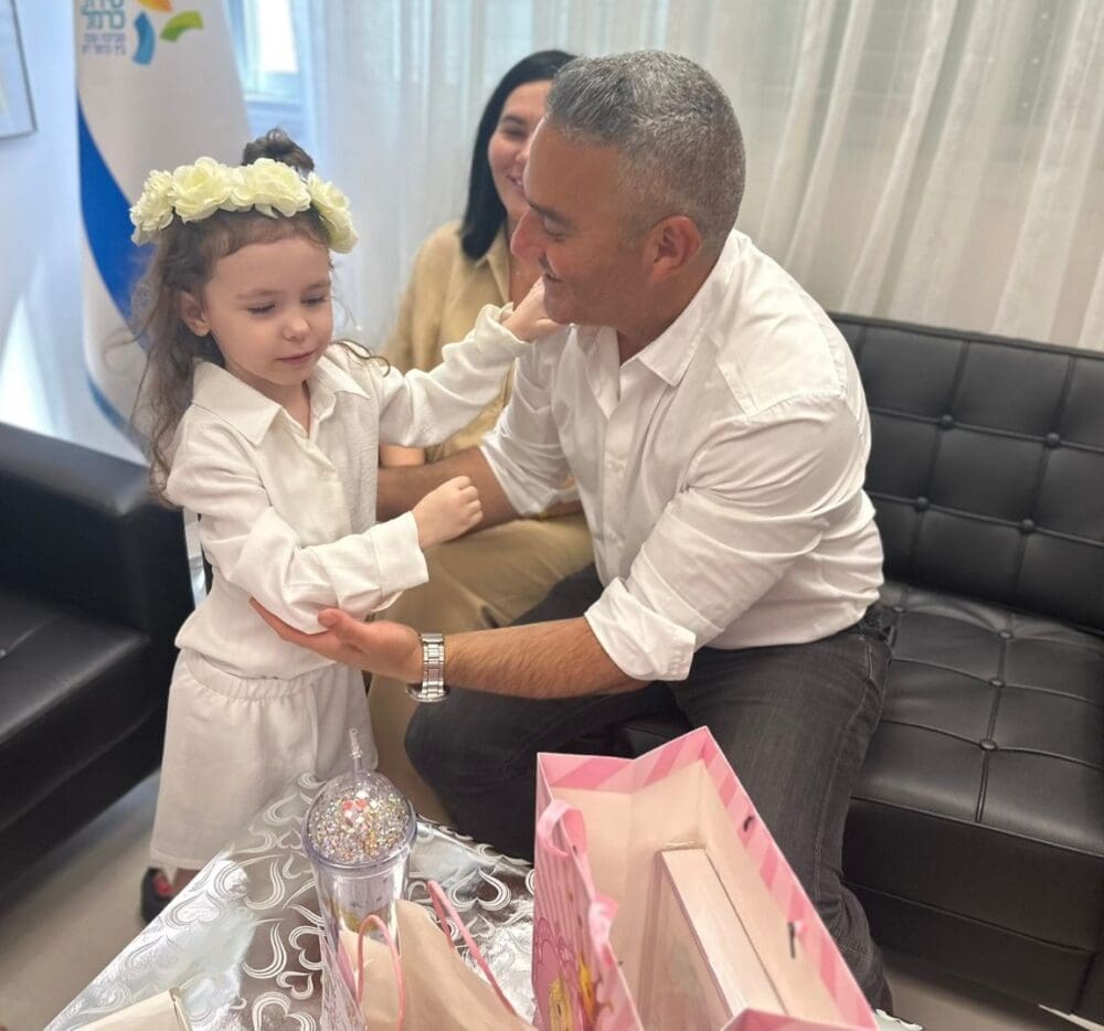 יום הולדת 5 למוניקה הרקין, בתו של החטוף בעזה, מקסים (צילום: דוברות עיריית טירת כרמל)