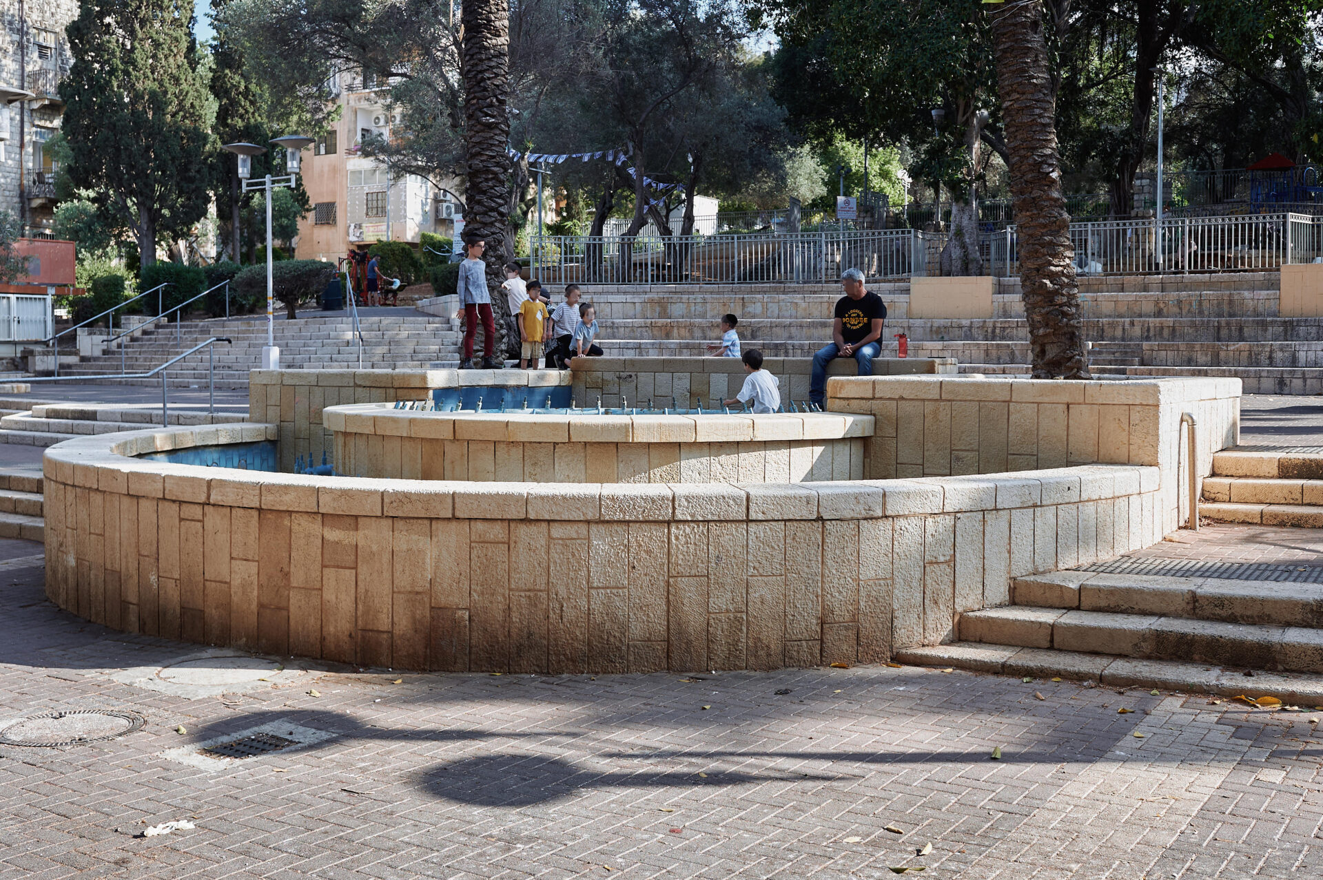 המזרקה בגן בנימין רח׳ נורדאו (צילום: שרון לייבל)